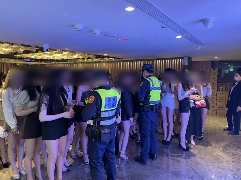 大安警轄區酒店大規模臨檢。（記者林金聖翻攝）