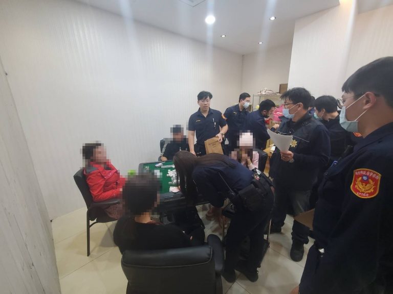 三峽警方與新北刑大聯手查獲職業麻將場。(記者徐煜勝翻攝)