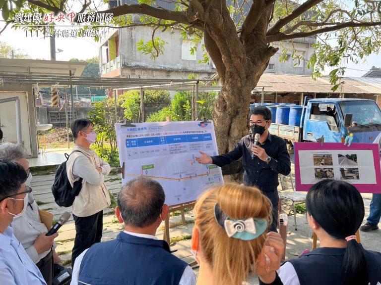 立委劉建國（右）邀集交通部公路總局副局長林聰利、雲林縣議員張維崢、洪如萍，及崙背鄉、二崙鄉、林內鄉代表一同會勘。（圖/翻攝自劉建國臉書）