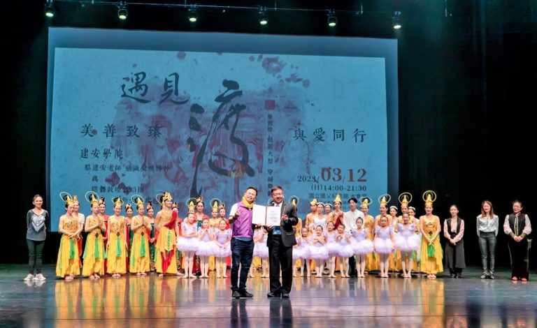 閱舞創辦人林弘洲（圖中左）和建安學院創辦人蔡建安（圖中右）合影，後方是「渡」舞劇的全體舞者及工作人員。（圖/劇團提供）