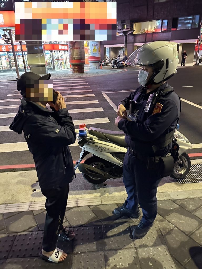 板橋警即時攔阻男子購買點數被騙。（記者戴昱弘翻攝）