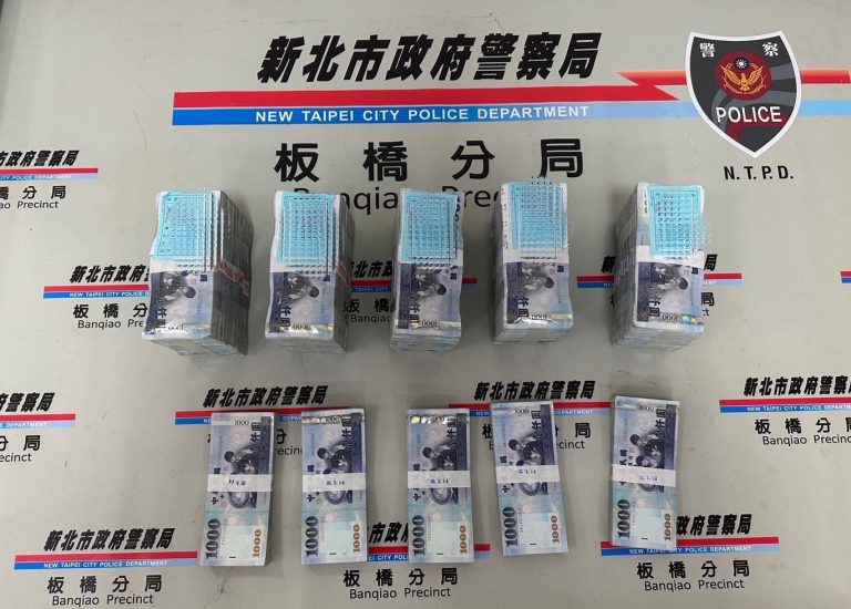 板橋警成功攔阻550萬贓款。（記者戴昱弘翻攝）