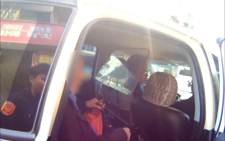 新莊光華所警協助不良於行的老伯回家。(記者戴昱弘翻攝)