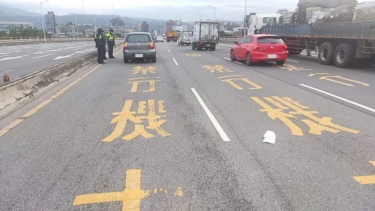 清晨1名高齡長者，疑似違規橫越百齡橋車道，遭自小客車撞擊後送醫不治。(記者林艷林翻攝)