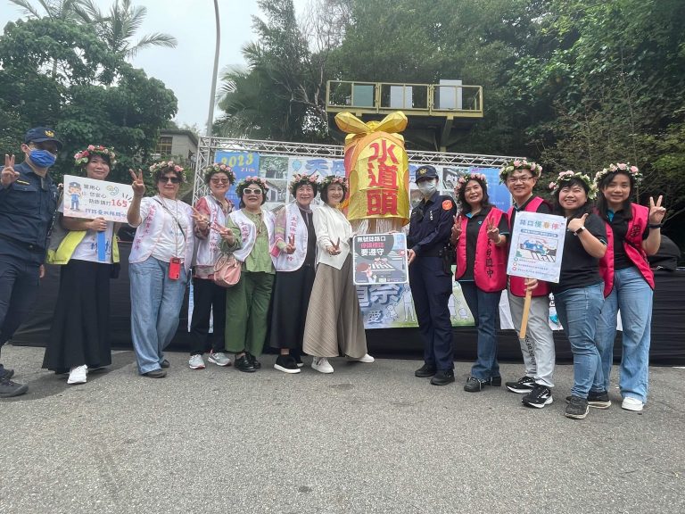士林分局交通安全宣導團抓緊機會共襄盛舉，帥警靓警進駐活動現場設攤，向市民朋友們進行交安宣導。(記者林艷林翻攝)
