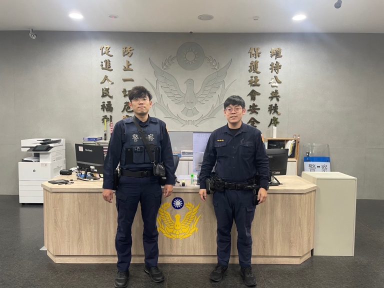 社子派出所警員陳安迪、陳宏洲日前勤務時發現車流異常回堵至中正路，立即趨前了解狀況。(記者林艷林翻攝)