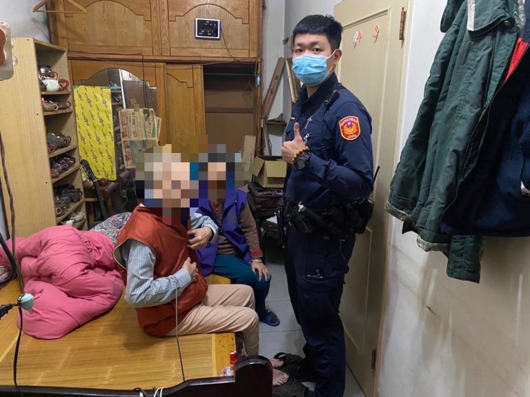 海山警分局江翠派出所日前助迷途8旬失智老翁返家。(記者徐煜勝翻攝)