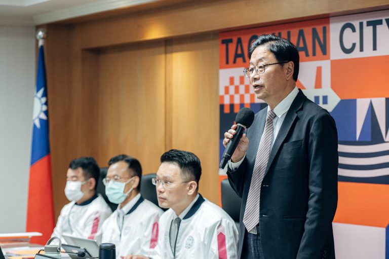 張善政主持市政會議，聽取環保局「112年度桃園市電動機車補助計畫」專題報告。(桃園市政府提供)