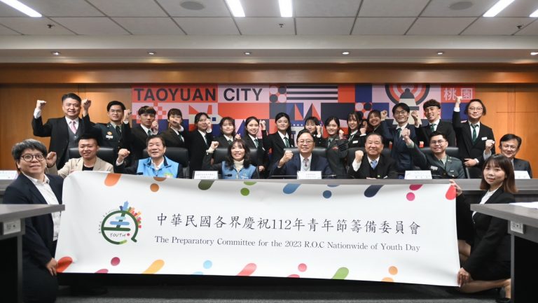 張善政與青年代表一起座談，增加市府與青年朋友的互動與交流。(桃園市政府提供)