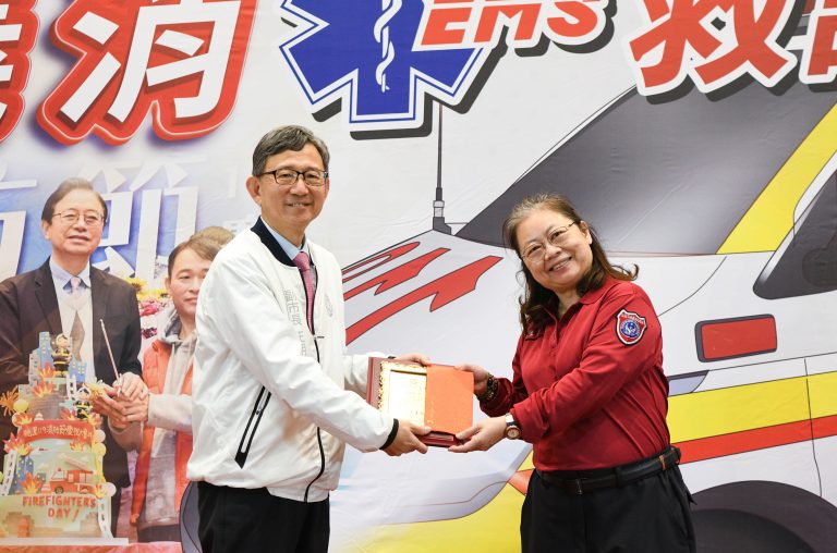 王明鉅頒獎表揚協勤的救護有功人員。(桃園市政府提供)