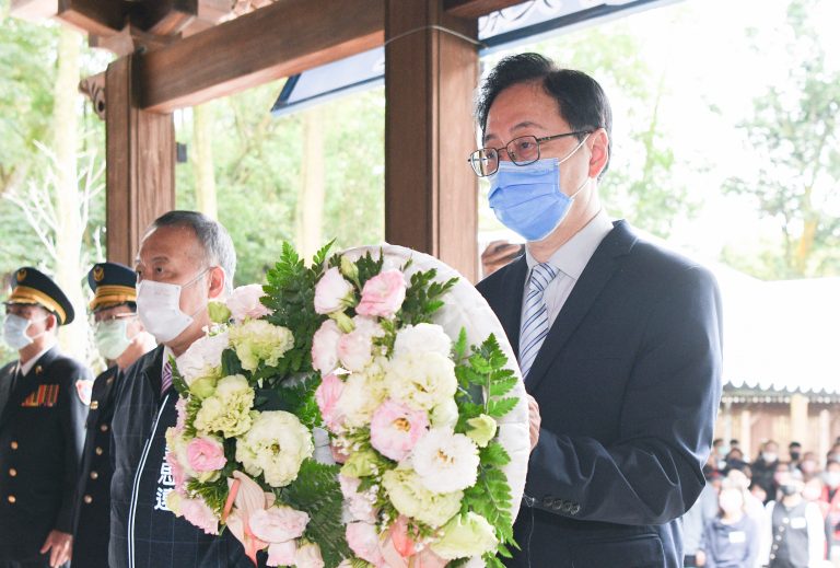 桃園市長張善政出席「桃園市112年春祭致祭革命先烈暨瓦丹.阿目伊入祀典禮」擔任主祭人。(桃園市政府提供)