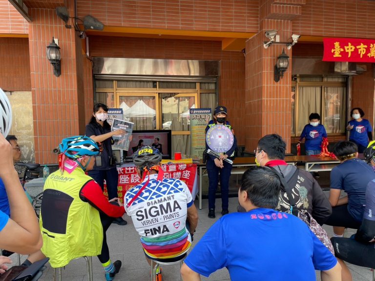 中市警四分局積極把握2023萬眾騎士BIKE活動實施防詐騙宣導。(圖/記者謝