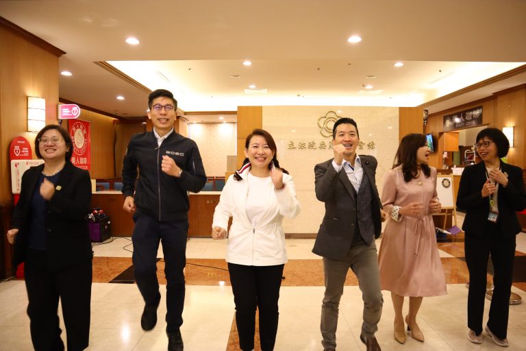 跑跳動起來！民進黨籍立委羅美玲等透過以身作則號召健康減重大家一起來。(立委羅美玲國會辦公室提供)
