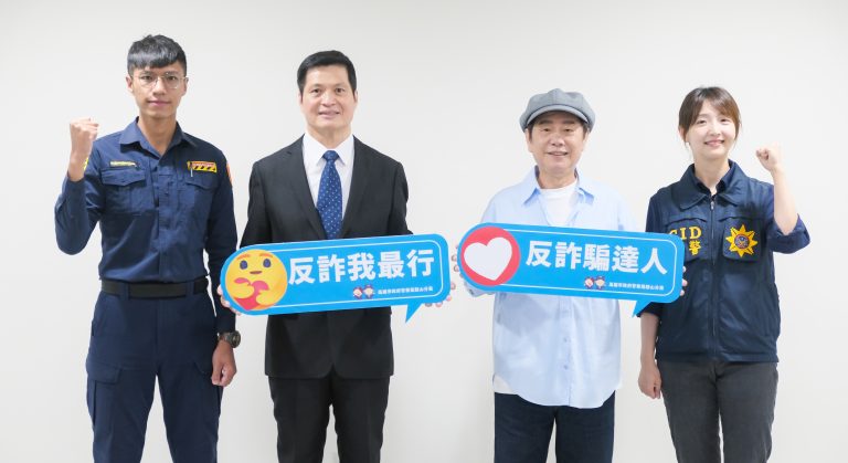 林炎田(左二)、黃西田(右二)聯手拍攝反詐短片。（記者郭于榛翻攝）