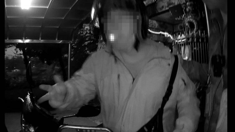 古姓男子因案通緝中，員警雨夜尾隨廟前遭逮。（記者黃荷琇翻攝）
