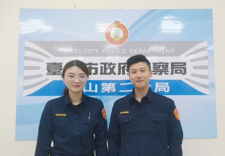 員警執勤時發現女子行跡可疑前往盤查，發現女子為列管人口，因未按時到驗。景美所警員陳立妍（左）、何權洲（右）（記者宋紹誠翻攝）