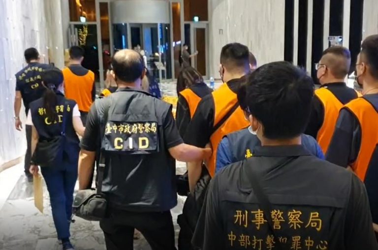 中市警刑大偵七隊日前偵破博弈詐騙案，相關犯嫌移送臺中地方檢察署續行偵辦。 (圖/記者林㤈輝翻攝)