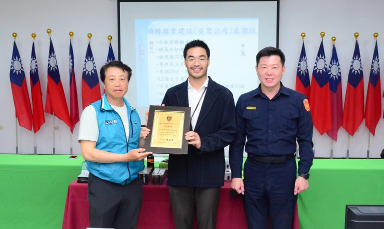 聯聚建設捐贈警用裝備合影，左起為警友第六辦事處主任馬倉國、中為聯聚建設副總經理江俞瑾、右為第六分局長賈立民。(圖/記者謝榮浤翻攝)