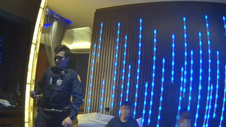 員警見到門後用櫃子頂著，進入查看發現房內物品凌亂。（記者黃荷琇翻攝）
