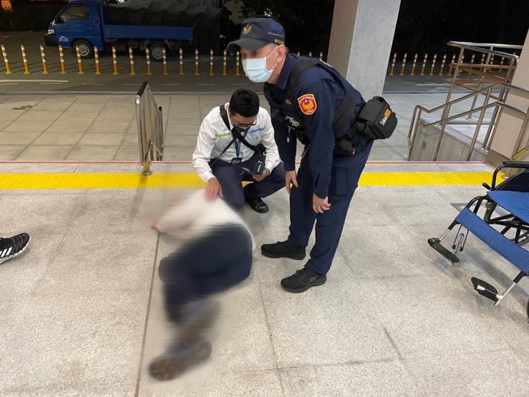 中市警捷運警察隊第一分隊日前幫助酒醉老翁返家。(記者謝榮浤翻攝)