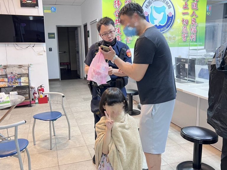 田小妹的父母，他們正著急的尋找小妹妹，在員警協助下順利與家人團圓。（記者黃荷琇翻攝）