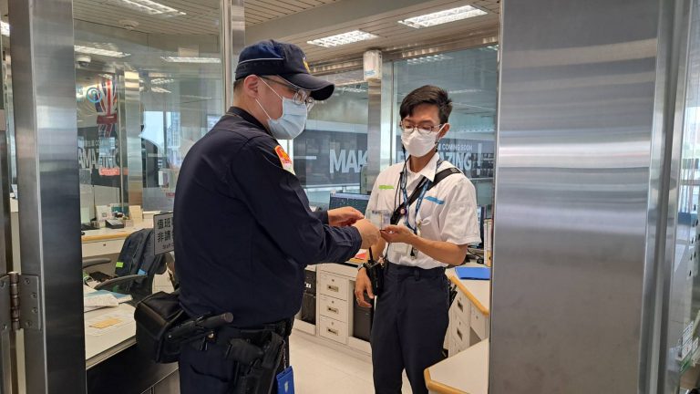 中市警捷運警察隊第一分隊日前協助民眾尋回遺失物品。(圖/記者謝榮浤翻攝)