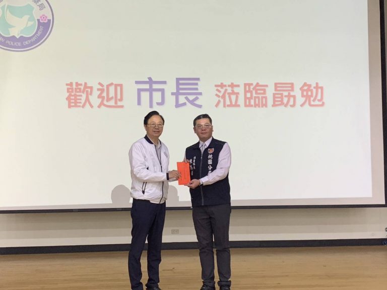 桃園市長張善政頒獎鼓勵破獲百家樂職業賭場的辛勞員表達肯定及鼓勵。（記者黃荷琇翻攝）