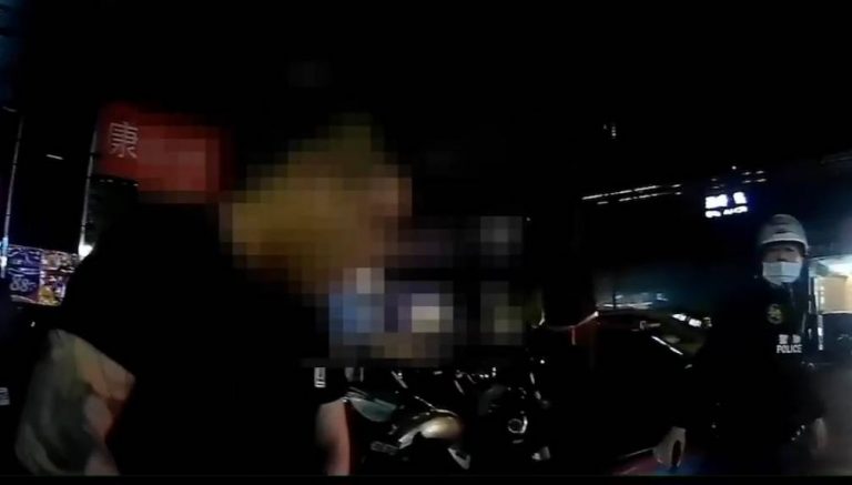 證物被警撈出讓儲男百口莫辯。（記者林金聖翻攝）