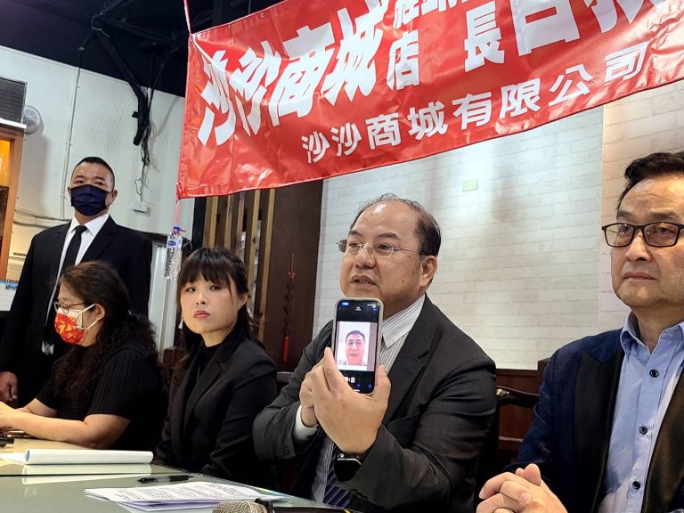 林姓召集人懷疑李中基是計畫性對台灣消費者進行詐騙。（記者林金聖攝）