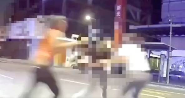 台啤洋將夜店外與人互毆被依法送辦。（記者林金聖翻攝）