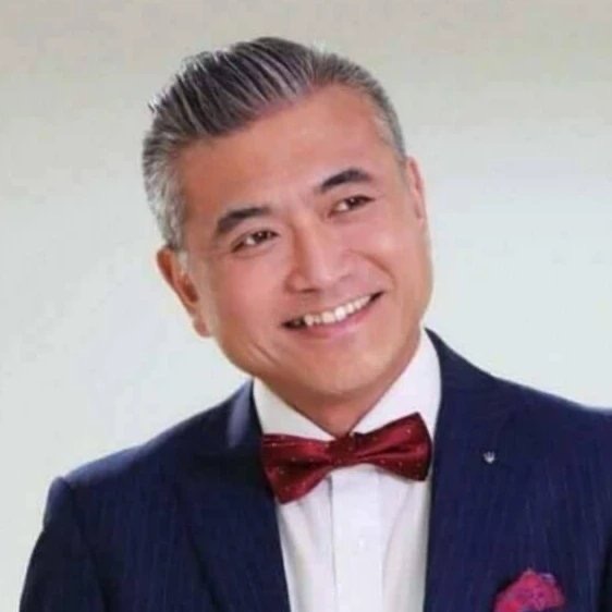 前新聞主播何啟聖（如圖）痛批國民黨在總統大選候選人提名上一日數變、醜態百出。（翻攝何啟聖臉書）