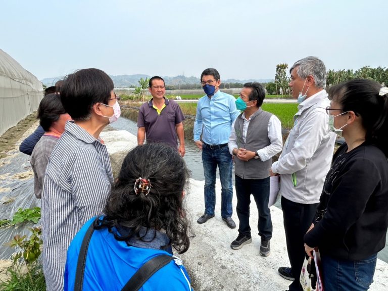 立委劉建國邀請相關單位一同會勘雲林的老舊農水路。（圖/翻攝自劉建國臉書）