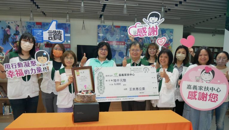 王美惠委員前往嘉義市家扶中心致贈普發金購買園遊卷支持家扶工作。(記者劉治強攝)