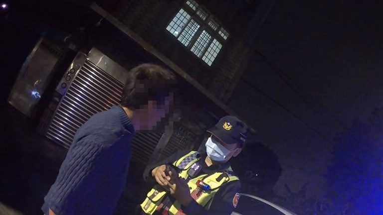 埔子所員警王俊勝、林奕儒上前勸導酒醉男，男子卻激動咆哮、口出穢言。（記者吳登國翻攝）