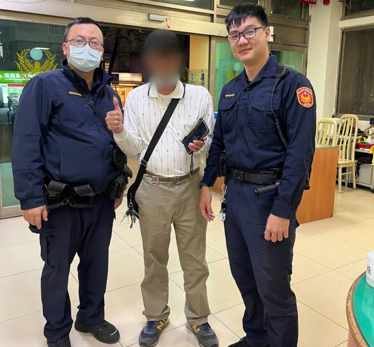 林男感謝中和警協助找回手機。(記者徐煜勝翻攝)