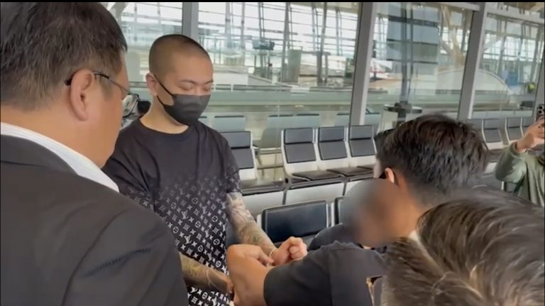 刑事局國際科與馬來西亞合作前網押解土城當鋪51槍幕後藏鏡人回台歸案。（記者徐煜勝翻攝）