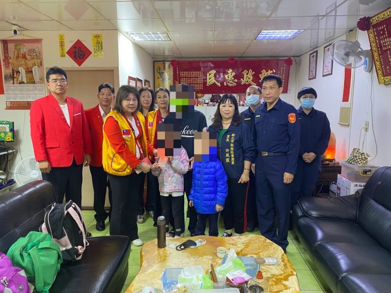 板橋警於勤務中發現弱勢，即時與善心團體送暖。（記者戴昱弘翻攝）