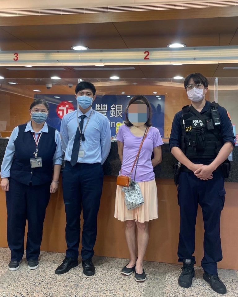 後港派出所警員許天騏、廖建凱接獲永豐銀行來電，有一名吳姓女子疑似遭詐騙，經員警到場了解。(記者林艷林翻攝)