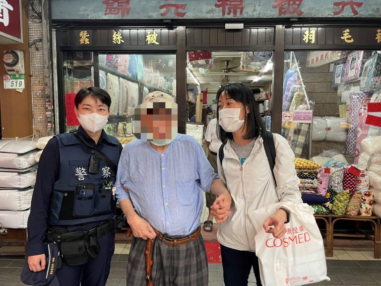 文林派出所警員朱家逸、廖惠茹，日前接獲新光銀行通報有迷失老人徘迴不知所措，立即趕赴現場處理。(記者林艷林翻攝)