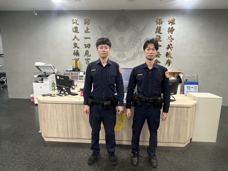 社子派出所警員陳柏翰、楊智翔日前接獲通報有民眾徘迴在重陽橋上疑似企圖輕生，立即趕赴現場處理。(記者林艷林翻攝)