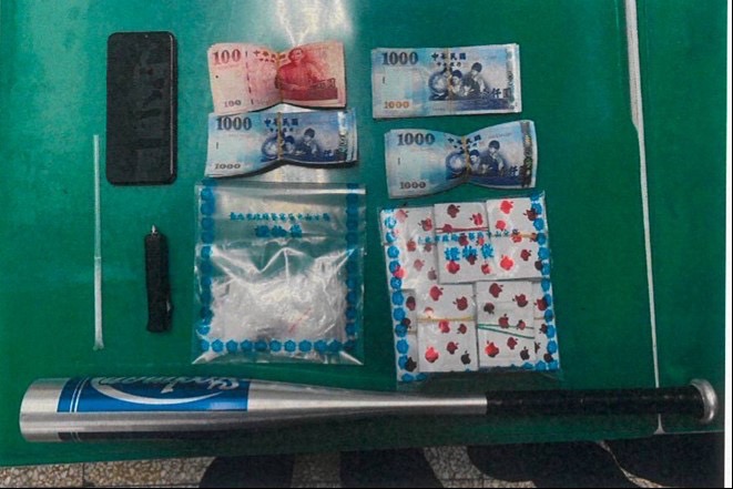 施男車上起出包含毒品咖啡包等大批贓證物。（記者林金聖翻攝）