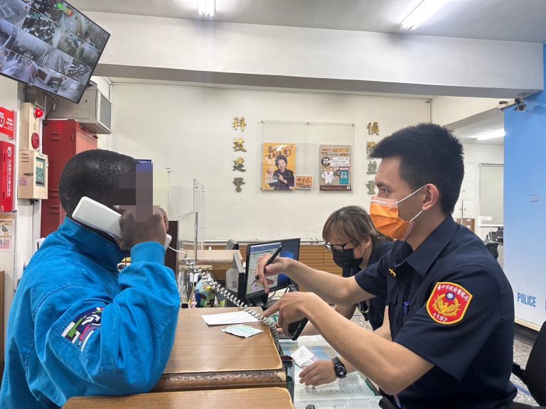 中市警一分局民權派出所日前協助南非籍交換學生在台協尋親人。 (圖/記者謝榮浤翻攝)