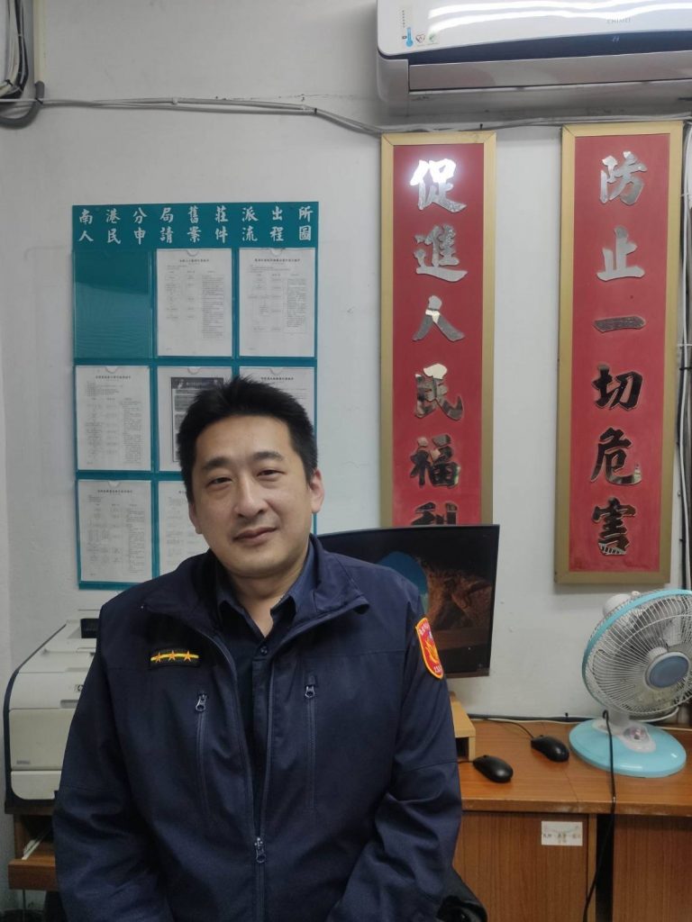 舊莊派出所暖警張毓殷安撫老婦情緒並協助尋獲男童。(記者林艷林翻攝)