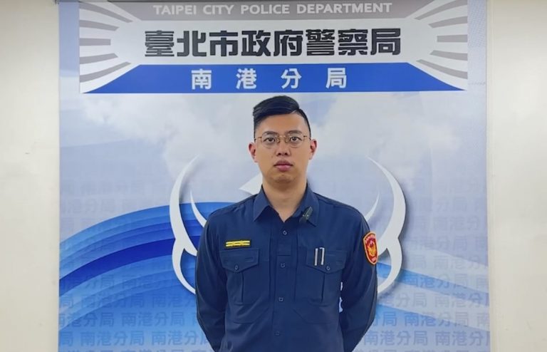 同德派出所所長潘志東說明畫面。(記者林艷林翻攝)