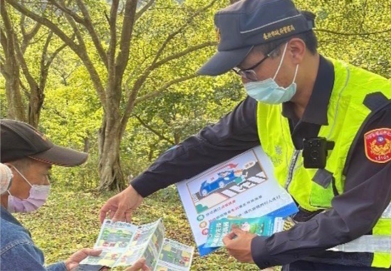南港分局為提升行人通行安全及防制交通事故發生，向在地民眾宣導「車輛不停讓行人」重要觀念。(記者林艷林翻攝)
