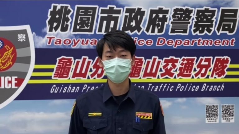 龜山分局交通分隊分隊長謝坤璋籲民眾行車務必遵守交通規則。（記者黃荷琇翻攝）