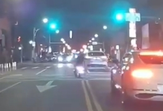 女子騎乘機車速度極快且行車不穩。（記者 林金聖翻攝）