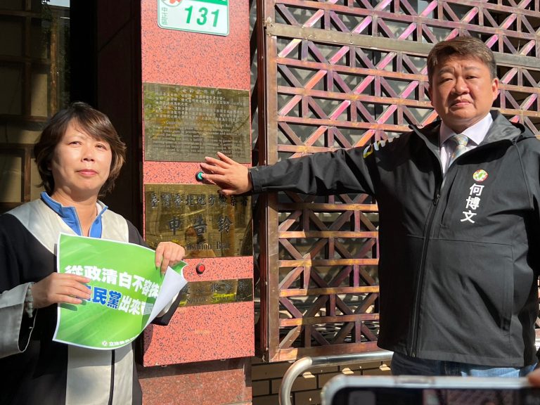 何博文（右）按鈴控告蕭敬嚴加重誹謗。（記者張欽攝影）