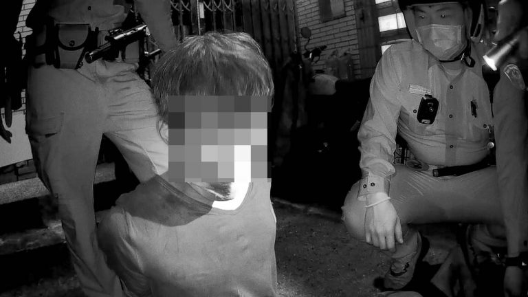 王姓騎士為逃避酒測棄車逃竄民宅，經警網圍捕後被逮。（記者張欽翻攝）
