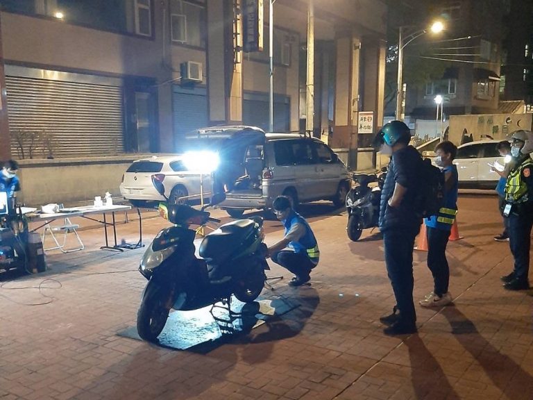 龜山分局交通組警員攔查改裝車輛。(記者張欽翻攝)